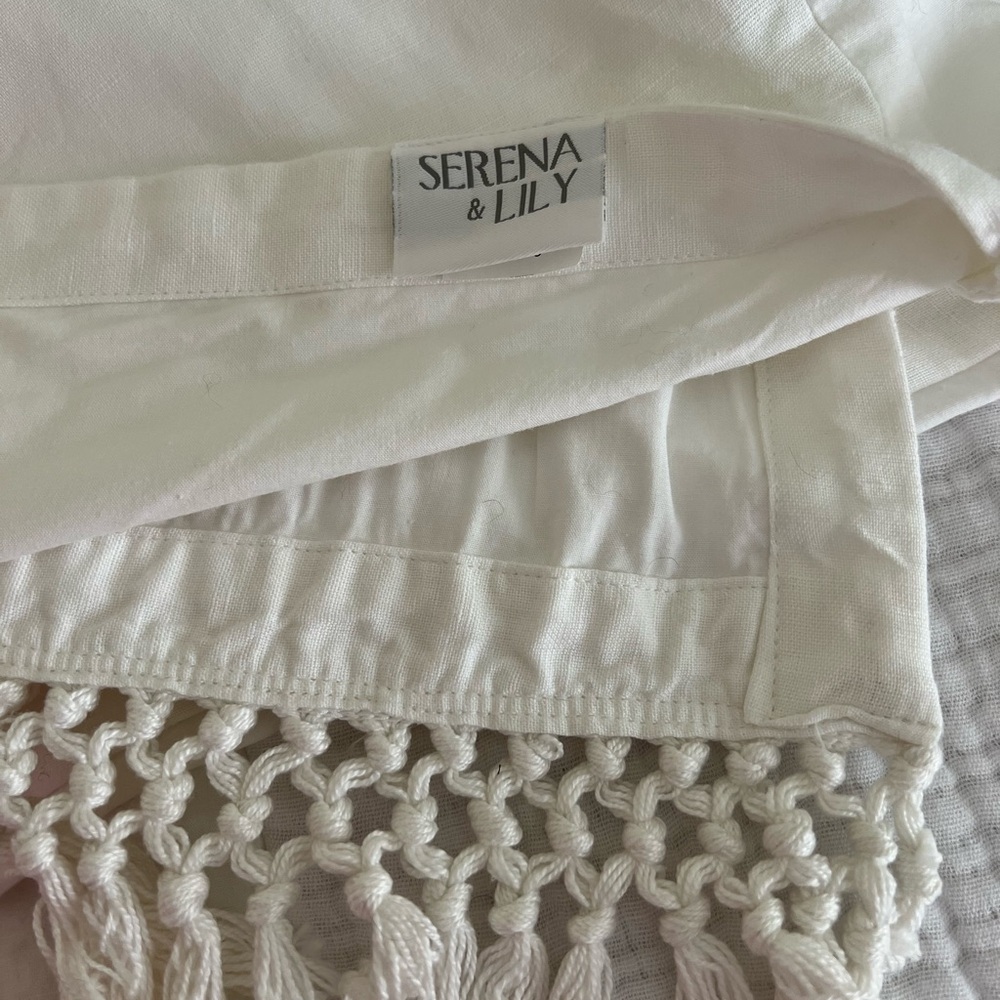 Crib skirt